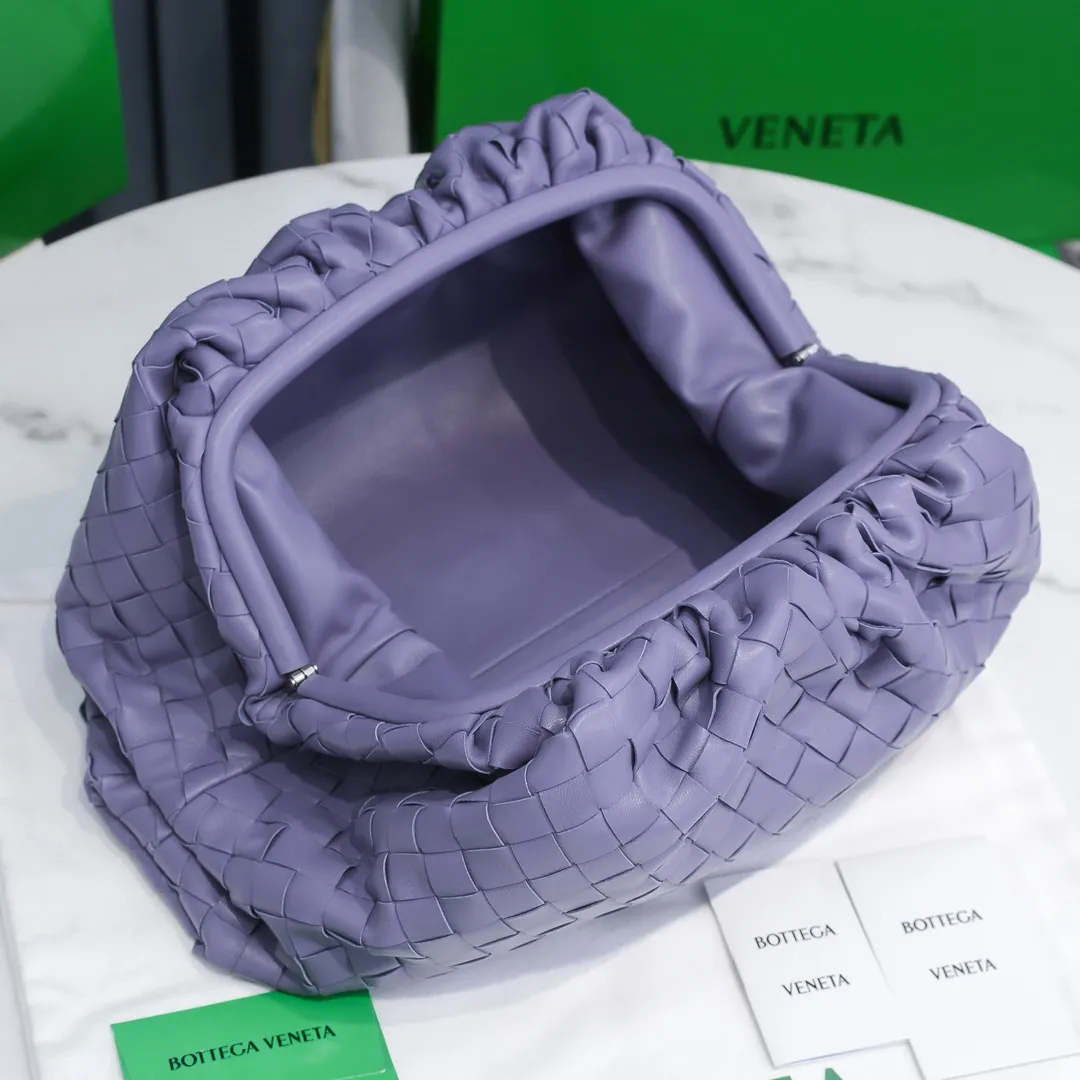 🔥🔥The counterattack of the popular Bottega Veneta started with this series of cloud bags, which went viral in the fashion circle and started a craze! Out of stock, out of stock, out of stock... One piece is hard to find, super hard to buy, regardless of age, season, or occasion. Very classy. Really, if you carry this on the road, it will turn heads! This is also the reason why this series is so expensive. Large size: 38*20*8.5cm [Big Cloud Weave] Lavender